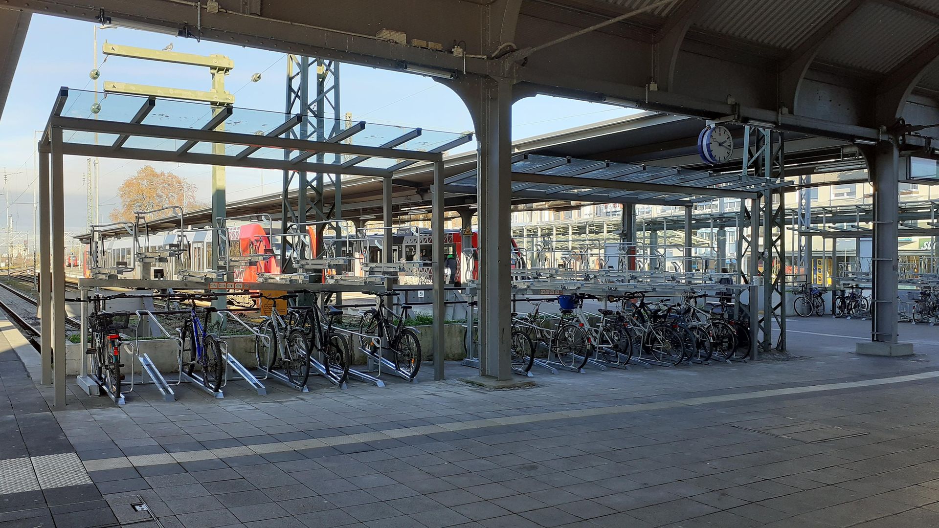 Doppelstockparker am Hauptbahnhof Worms